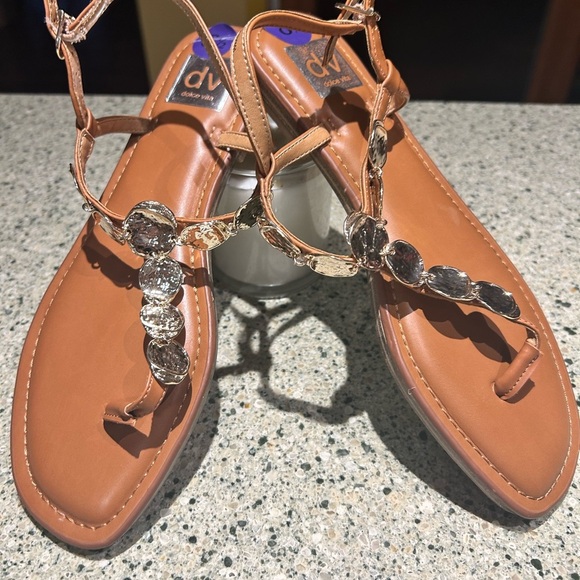 NWT- “Dolce Vita “Chic Tan Sandals with gold Accents - Picture 3 of 4